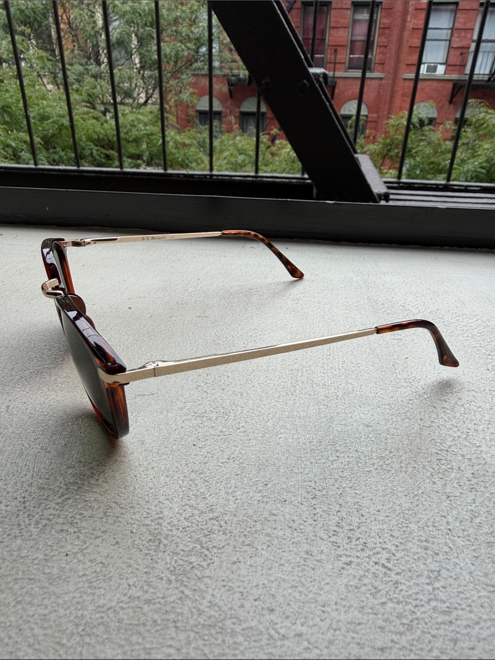 Classic Round Tortoiseshell Sunglasses with Green Lenses (vintage) - Picture 3 of 3